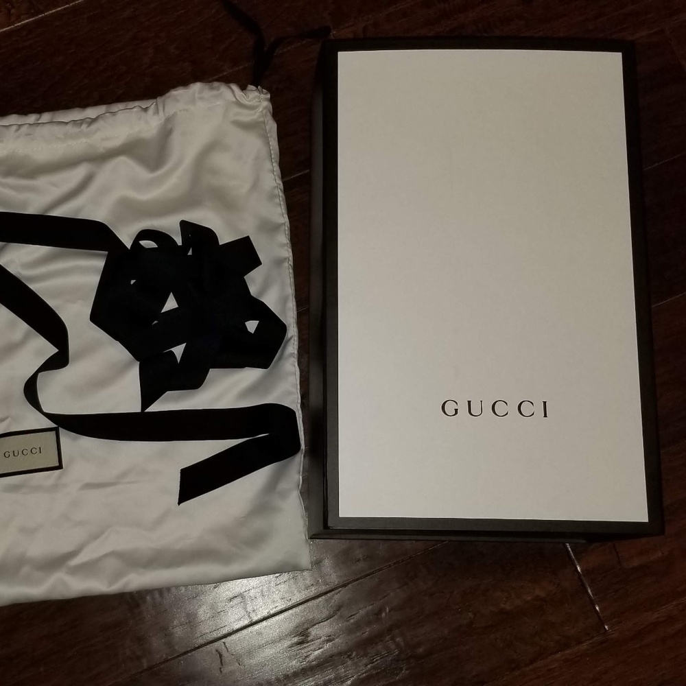 Gucci box and bag with ribbon